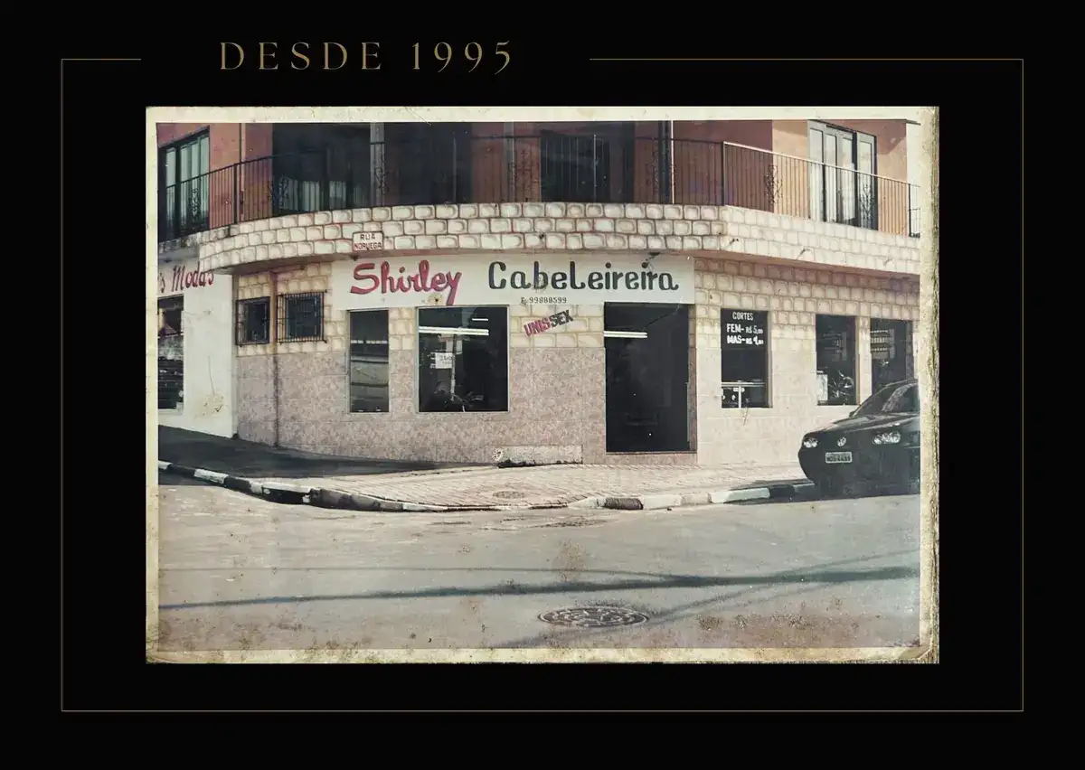 Fachada antiga do salão numa esquina, com o letreiro vermelho Shirley Cabeleireira, em 1995