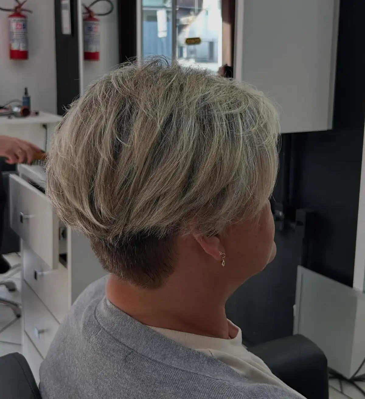 Corte curto moderno com nuca batida, visto de lado e de costas